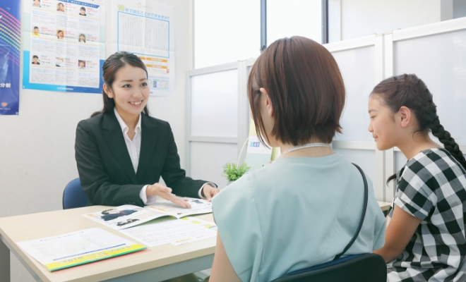 先生と女子学生の授業